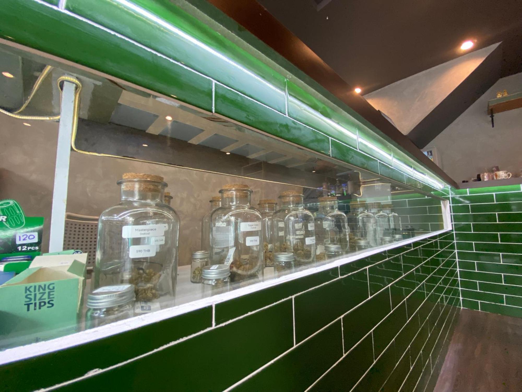 Bud Brew Beyond Dispensary And Hotel バンコク都 エクステリア 写真