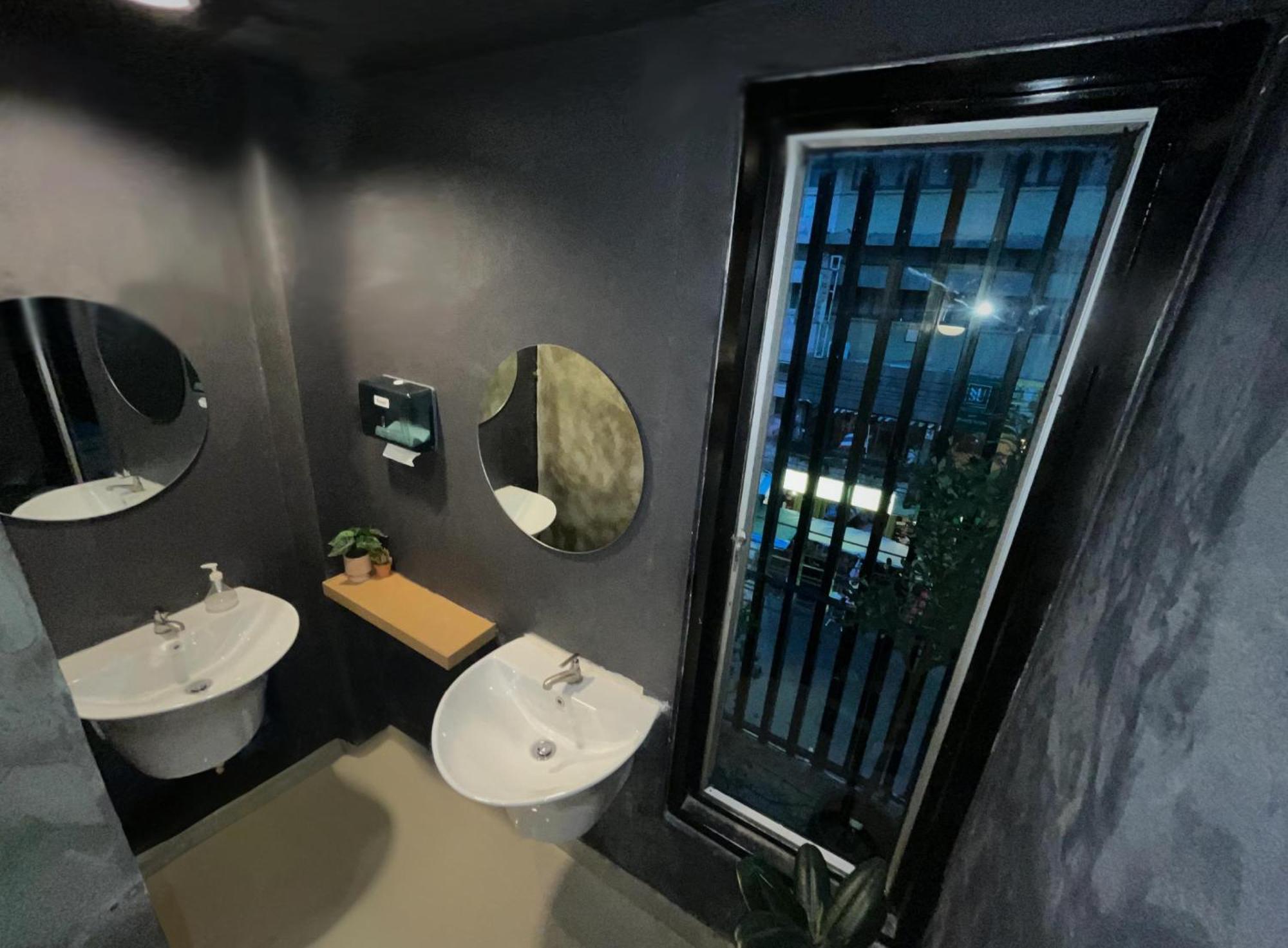 Bud Brew Beyond Dispensary And Hotel バンコク都 エクステリア 写真