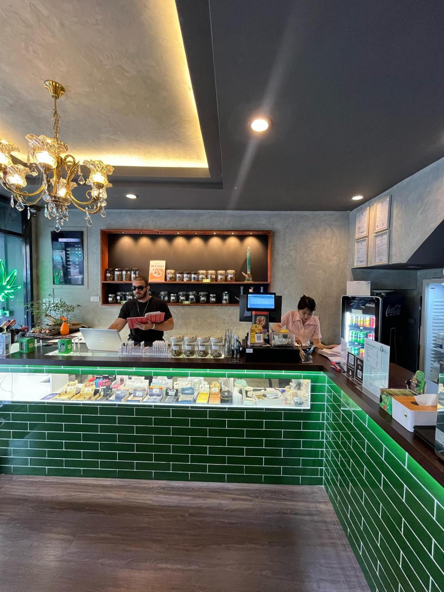 Bud Brew Beyond Dispensary And Hotel バンコク都 エクステリア 写真